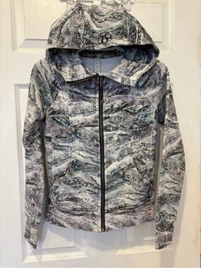Lululemon Springscape Scuba Zip Up Hoodie Size 2 Excellent Condition